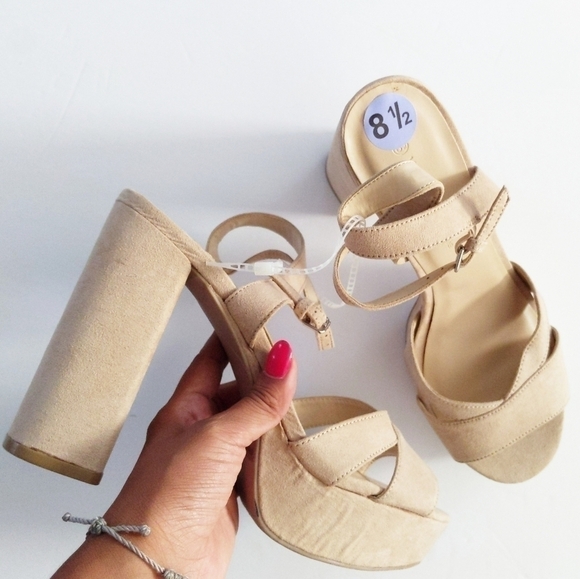 Wild Diva Shoes - New Wild diva chunky platform heels size 8 tan